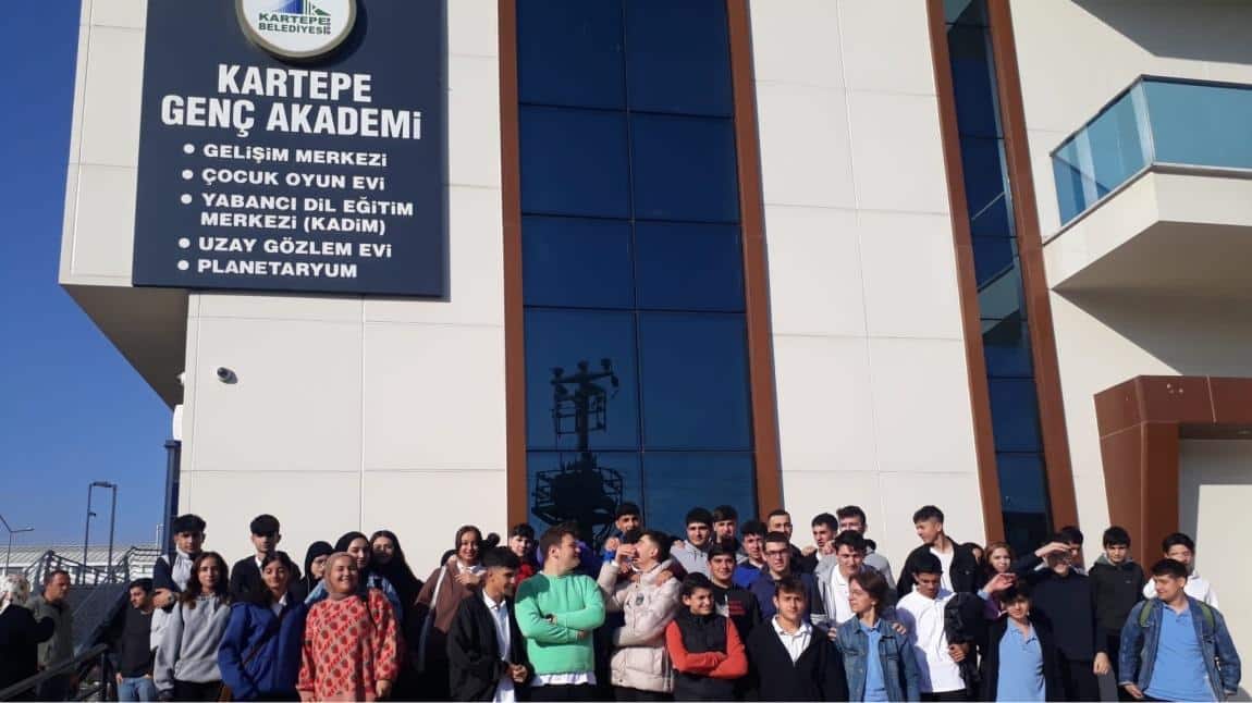 Öğrencilerimiz ile Kartepe Genç Akademi Merkezi ve Kocaeli Büyükşehir Belediyesinin 13.Kitap Fuarına gezi düzenlendi.